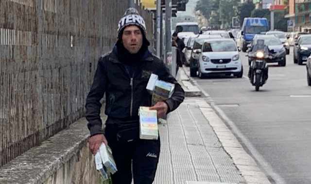 La storia di Vito: l'ambulante che "costringe" i baresi a comprare i fazzoletti